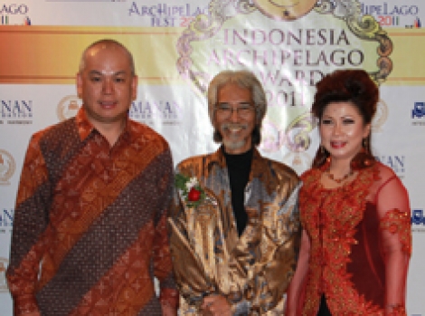 Chairman Manan Foundation, Yok Koeswoyo dan Co Chair Manan Foundation Slideshow Image 4